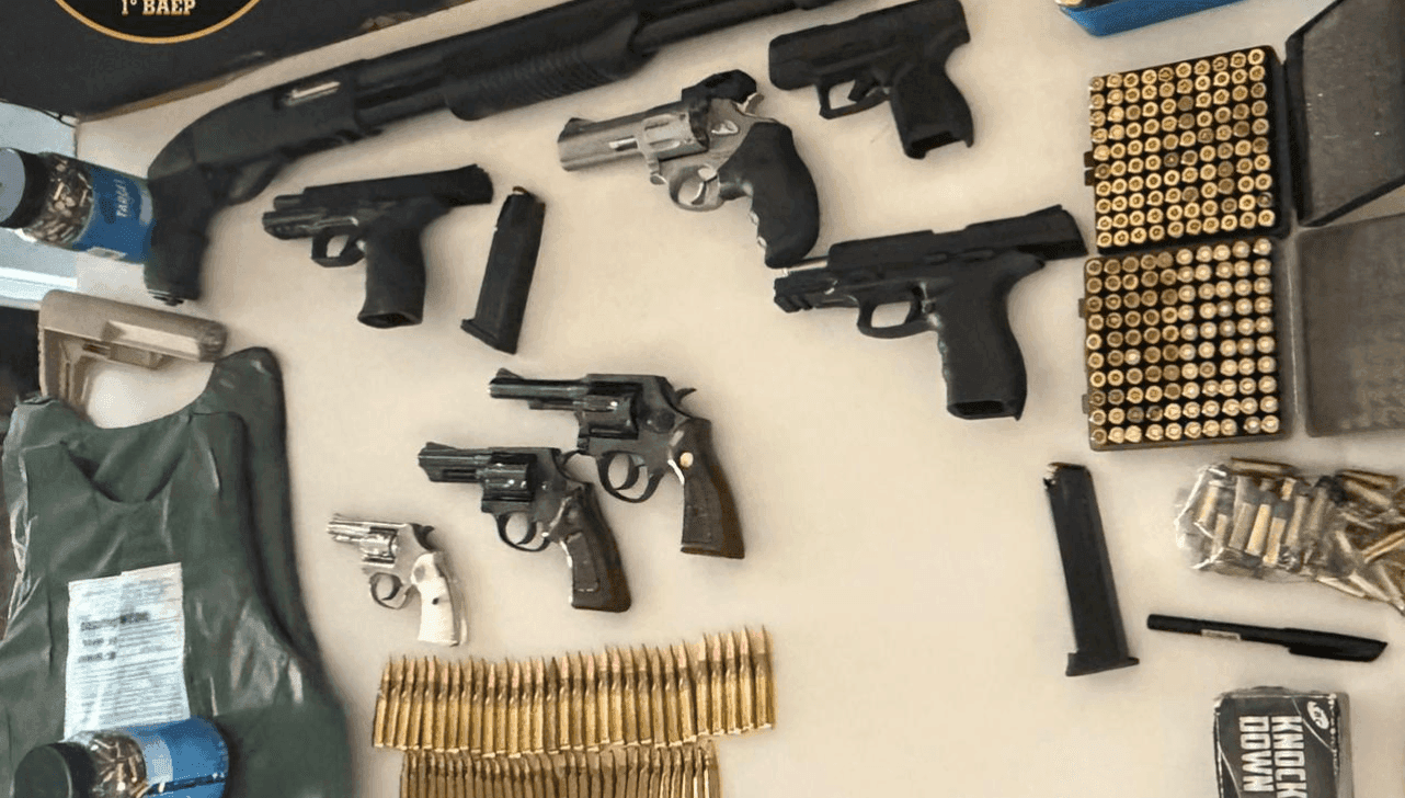 Armas e munições foram apreendidas 