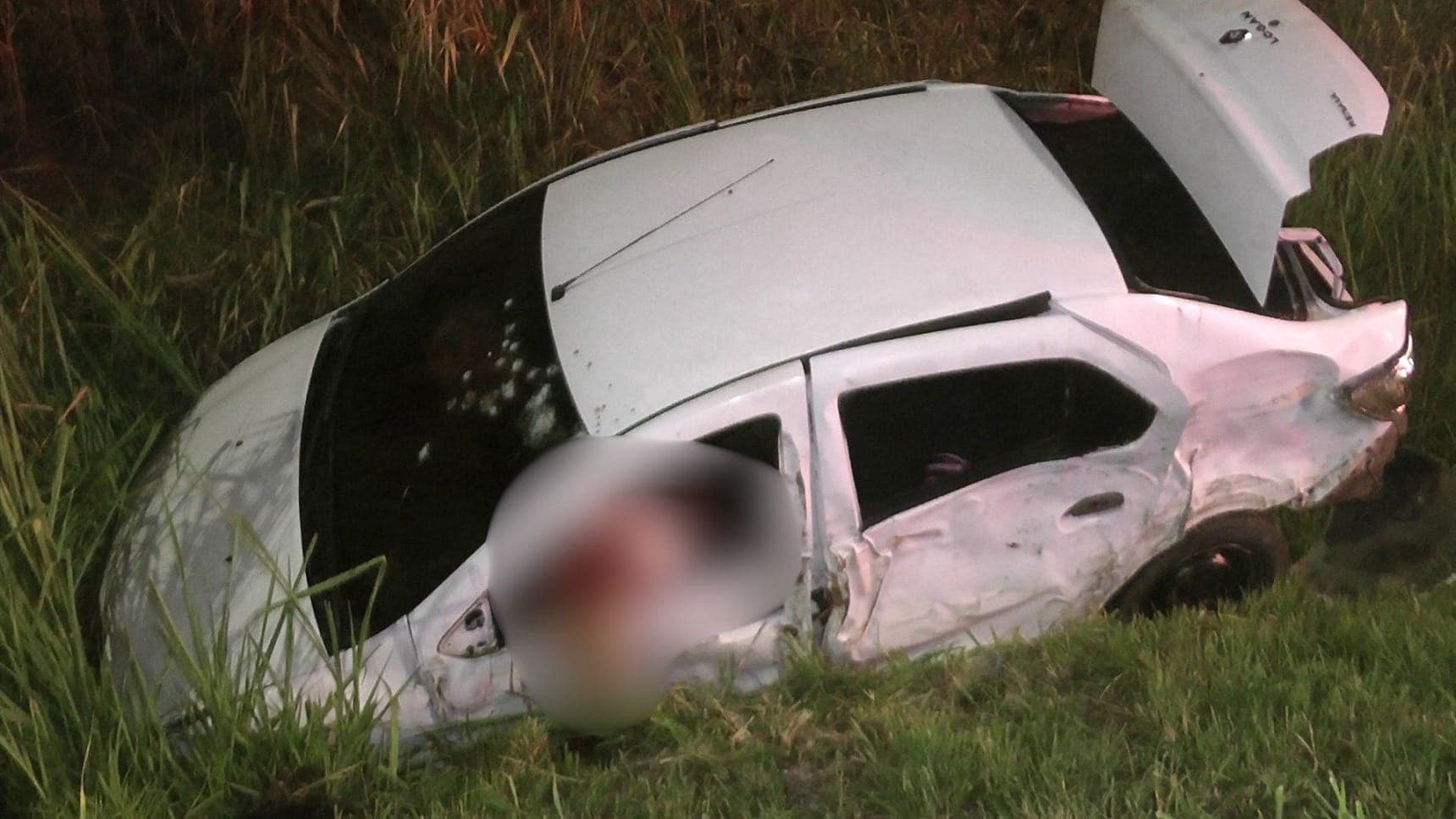 Carro com vítimas atingidas por disparos