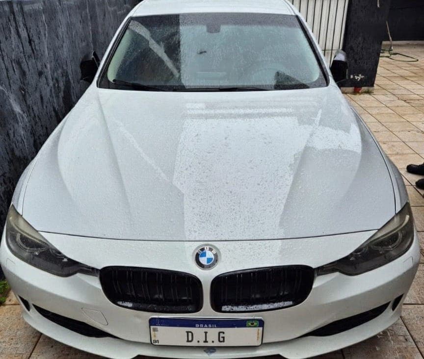 Carro de luxo e outros itens foram apreendidos
