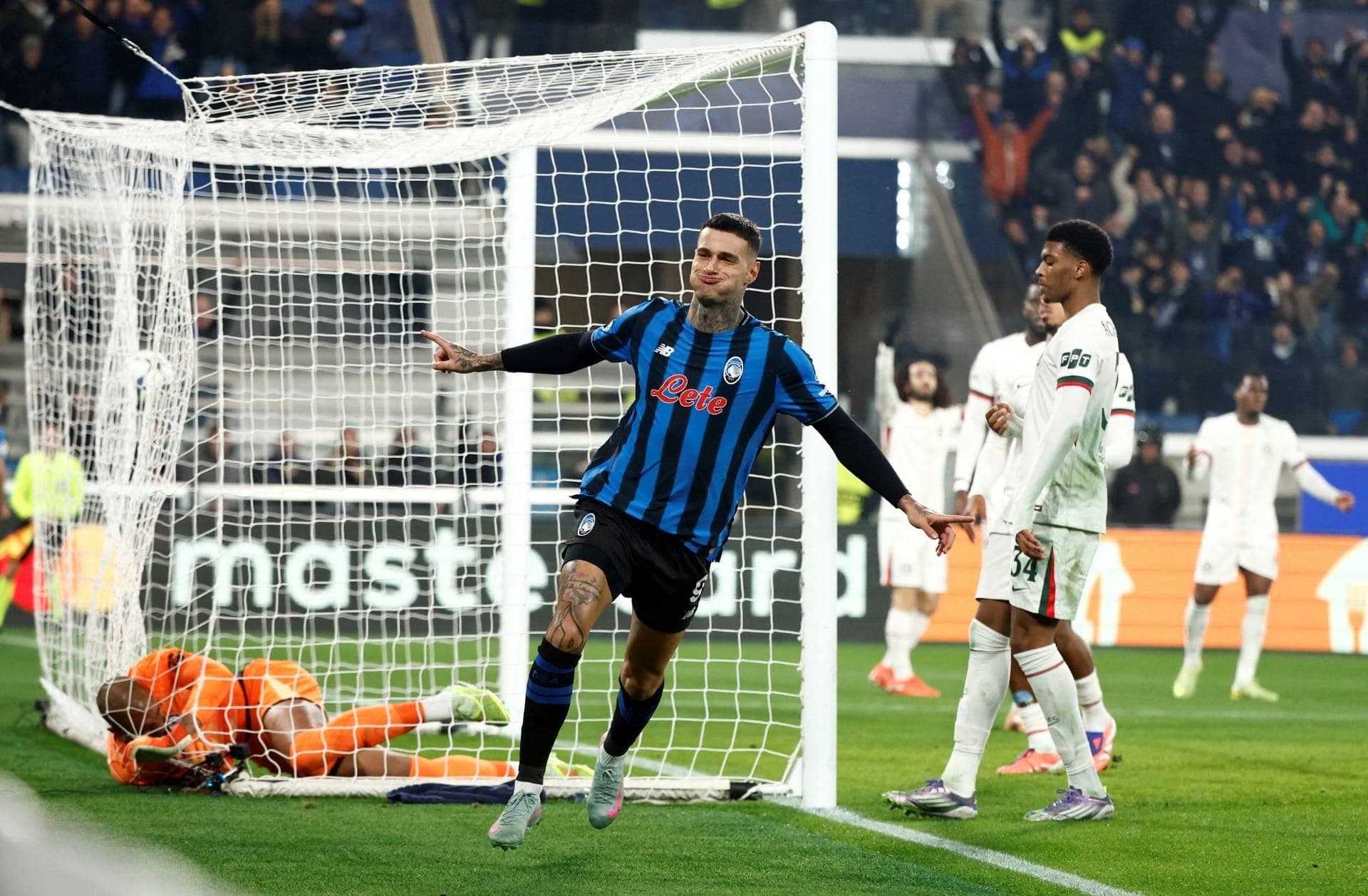  Scamacca comemora gol contra o Chelsea