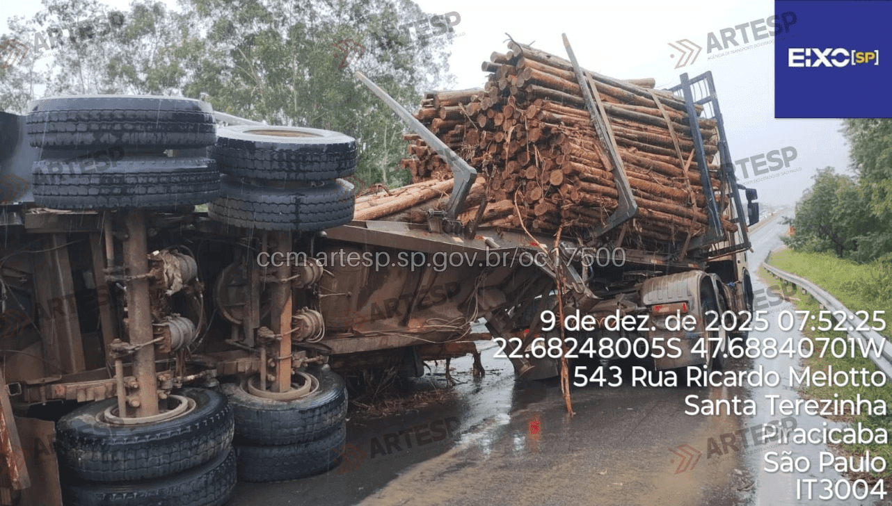 Tombamento causou a interdição total da pista