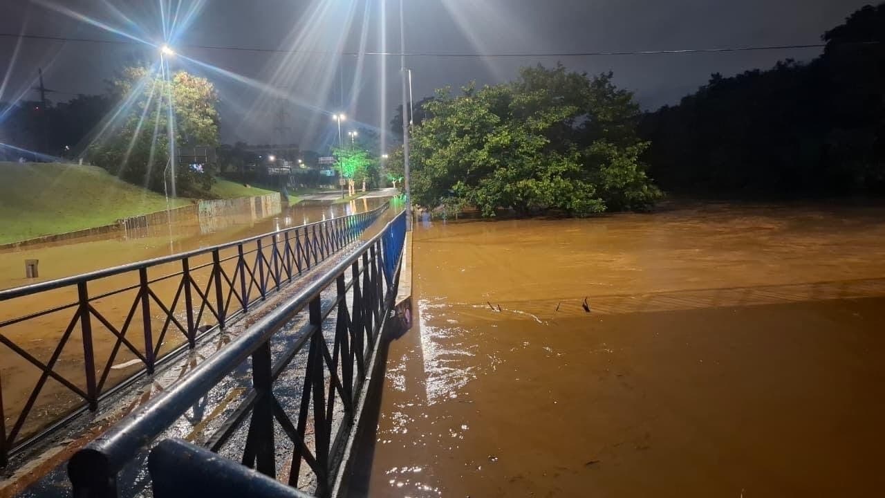 Avenidas ficaram alagadas com as fortes chuvas