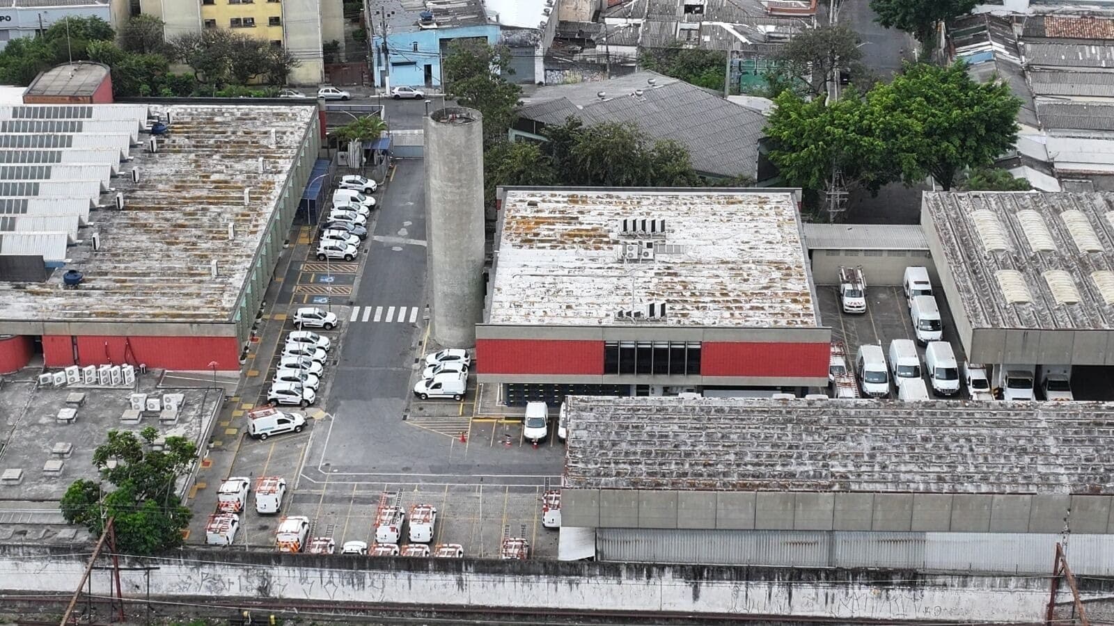 Pátio da Enel com carros estacionados