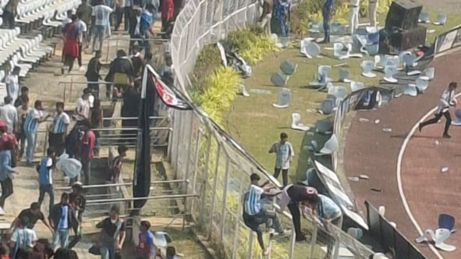 Torcedores invadiram o gramado em protesto