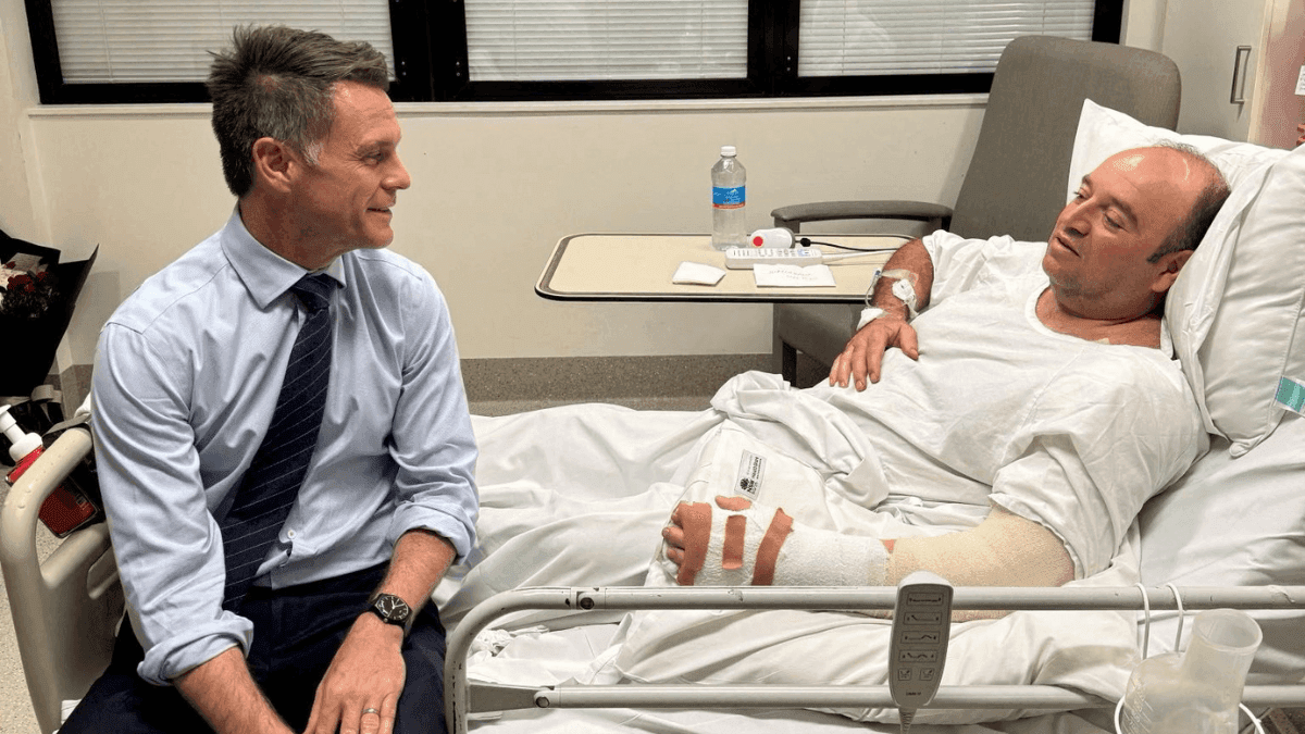O primeiro-ministro de Nova Gales do Sul, Chris Minns, visita Ahmed al Ahmed no hospital em Sydney