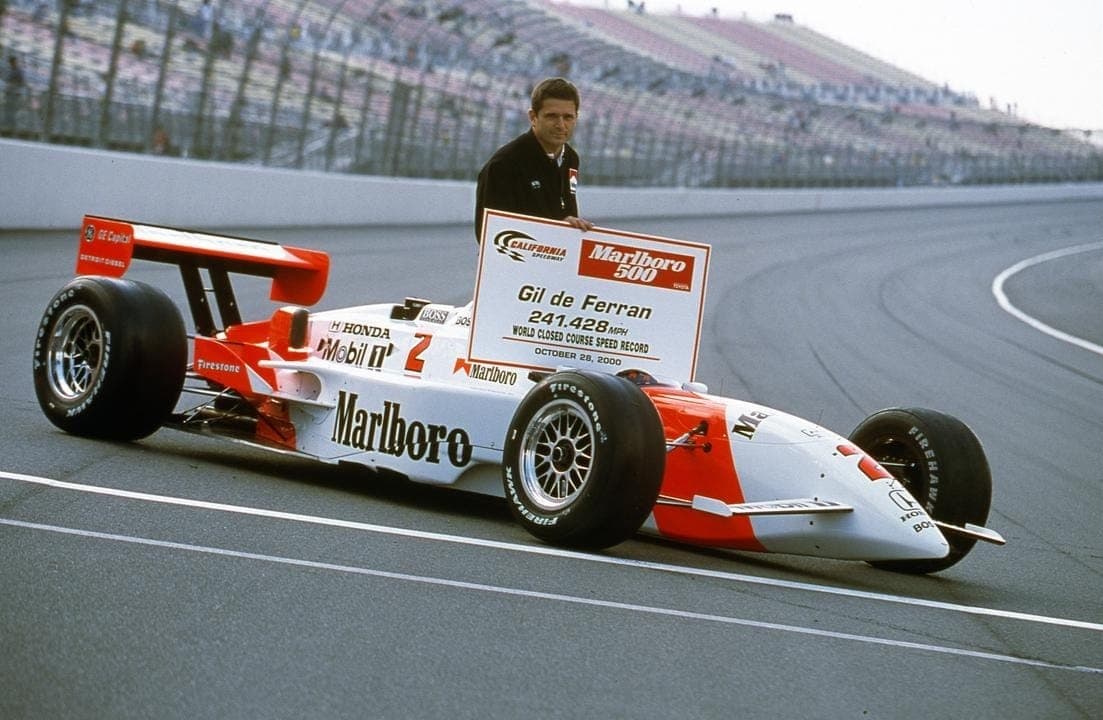 Em 2000, Gil de Ferran quebrou recorde ao registrar volta com velocidade média de 388.541 km/h