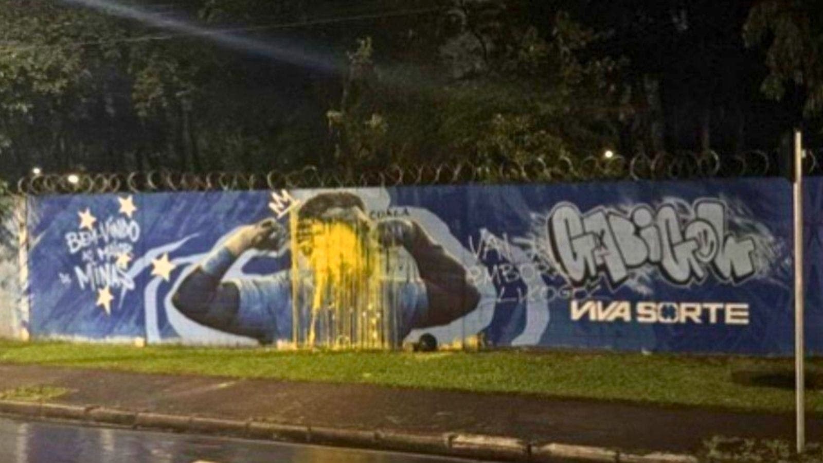 Mural do Gabigol vandalizado no CT do Cruzeiro