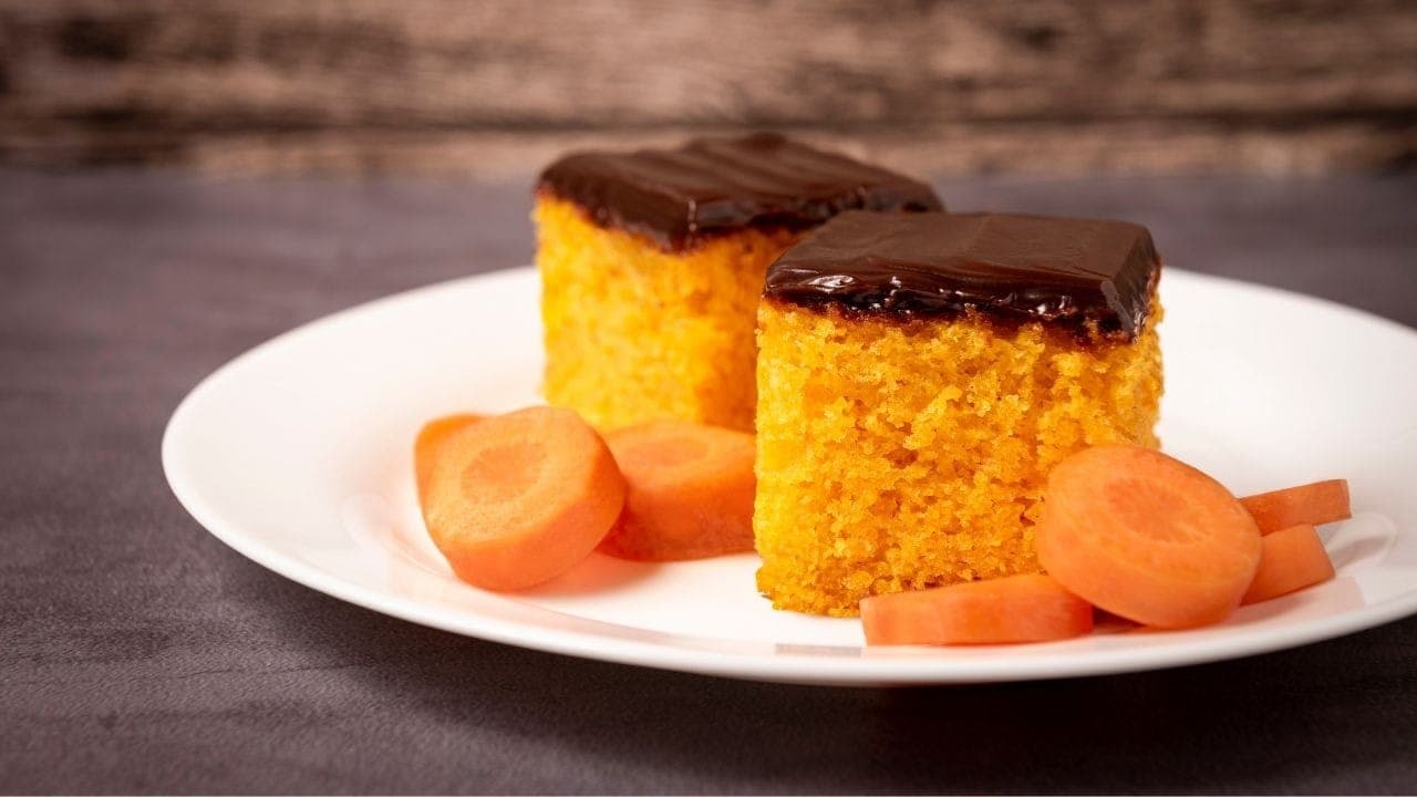 Bolo de cenoura com suco de laranja 