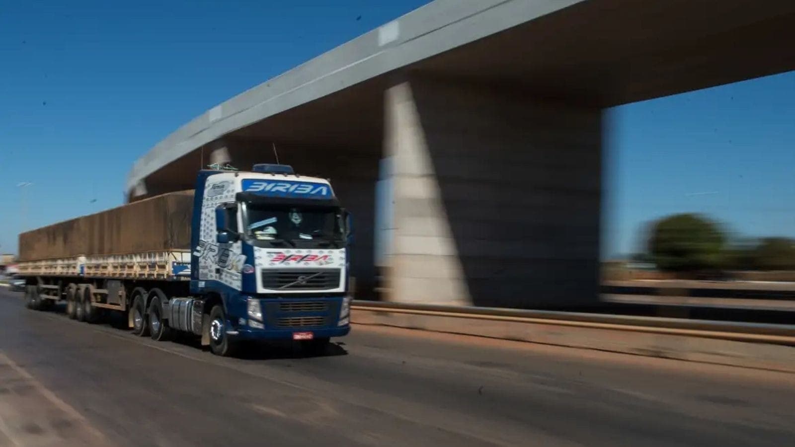 Pé na estrada: veja quanto ganha em média um caminhoneiro brasileiro