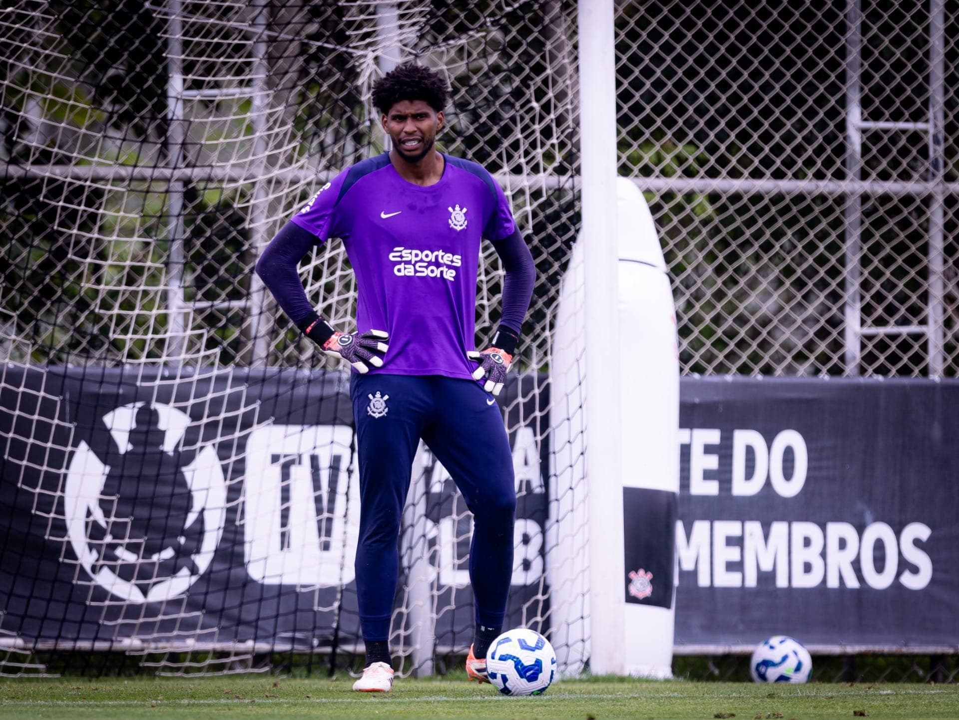 Hugo Souza no treino desta sexta