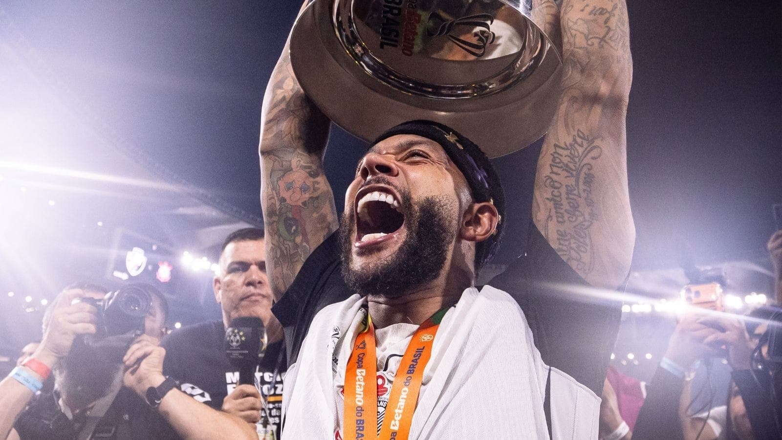 Memphis Depay comemora título da Copa do Brasil