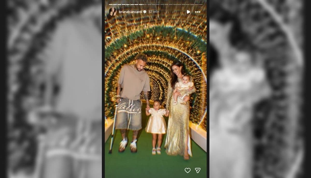 De muleta, Neymar passa Natal em família