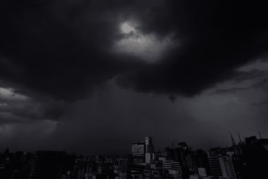 Temporal em São Paulo deixa mais de 150 mil imóveis sem luz neste sábado (27)