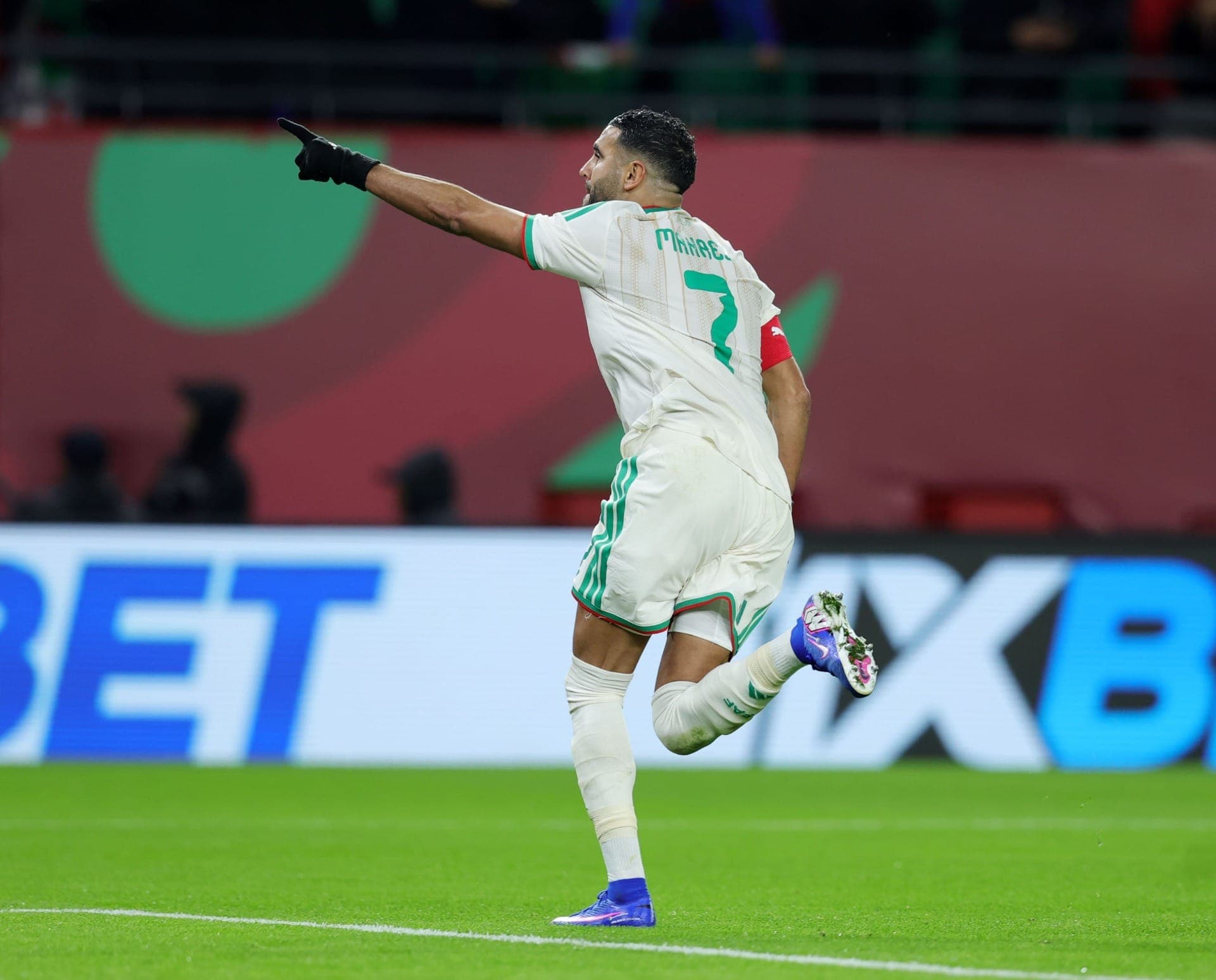 Mahrez comemora gol da Argélia