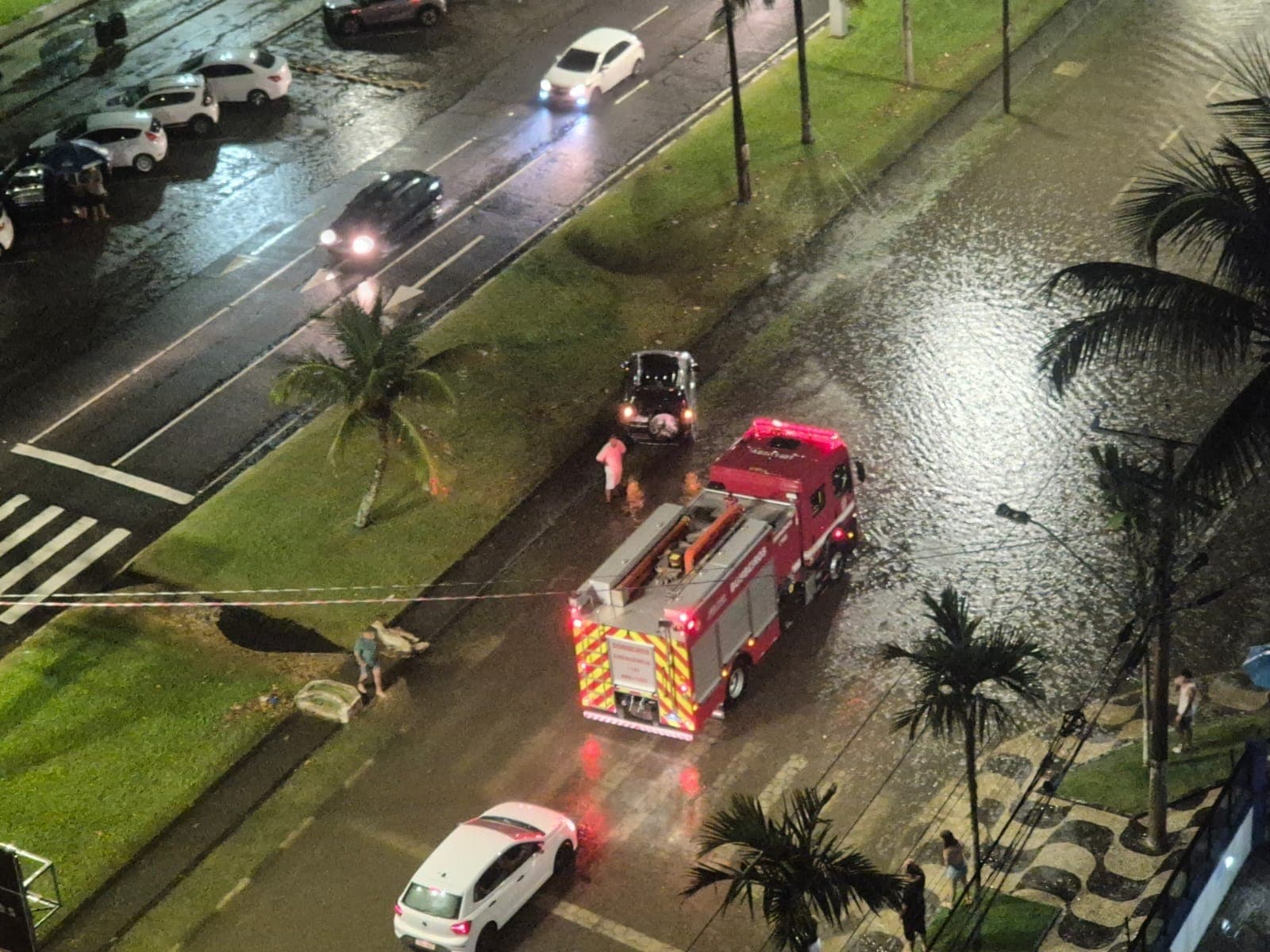 Turistas são resgatados após carro ficar ilhado em Caraguatatuba