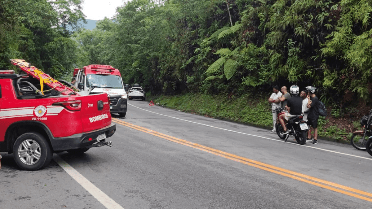 Homem morre após se envolver em acidente entre carro e motos na Rio-Santos