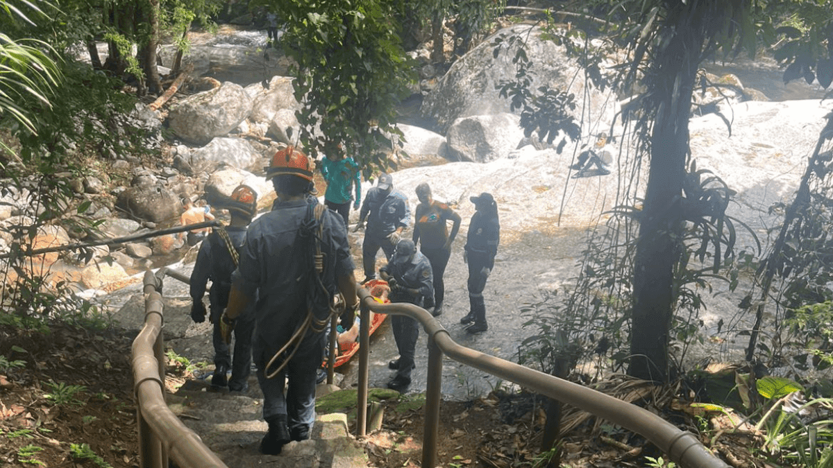 Idosa é resgatada após sofrer mal súbito em cachoeira de Ilhabela
