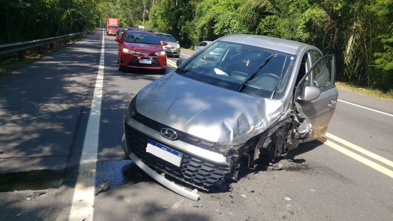 Acidente entre dois carros causa interdição na Rio-Santos em Caraguatatuba
