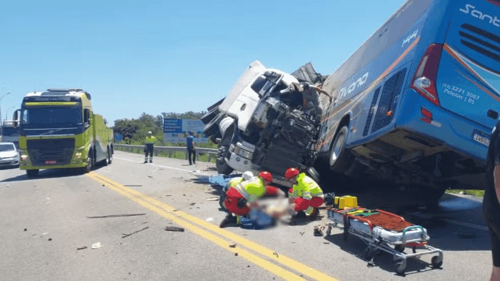 Acidente entre caminhão e ônibus mata 11 pessoas no Rio Grande do Sul