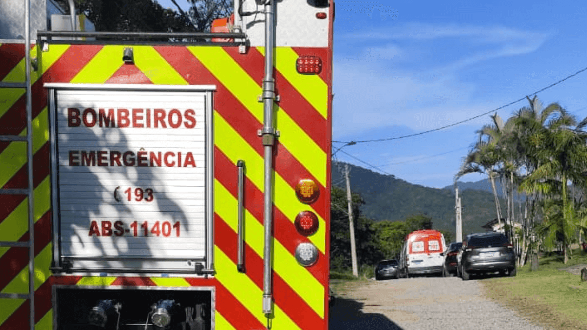 Turista morre após sofrer queda ao sair da piscina em Caraguatatuba