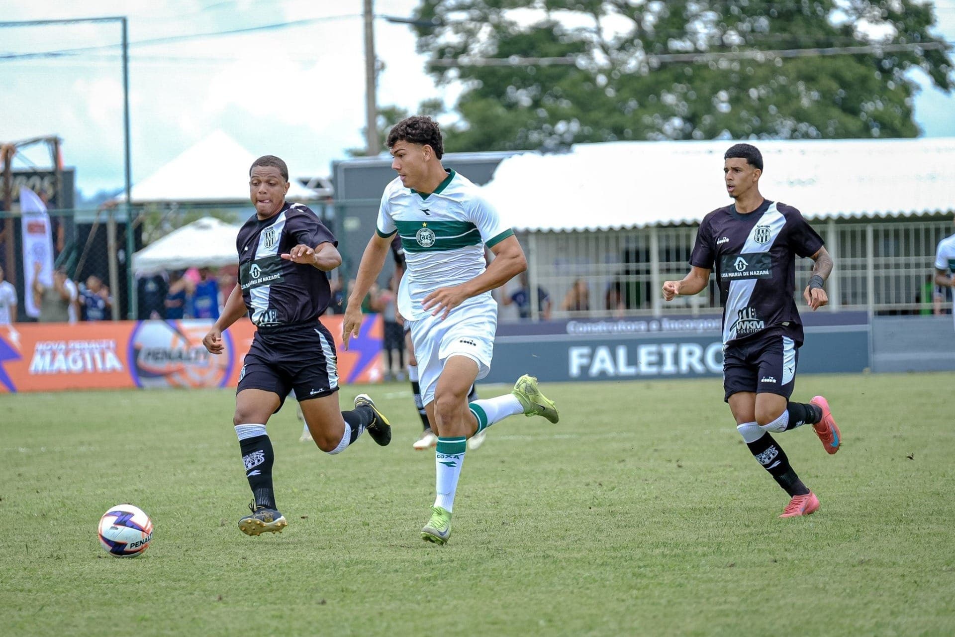 Macaca contou com dois gols de Nicolas para fazer 4 a 2 no Coxa; Sport venceu Linense com gol no fim