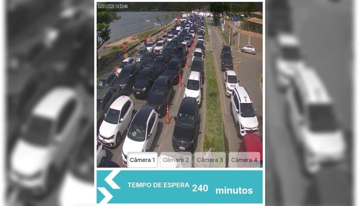 Motoristas enfrentam fila na balsa entre São Sebastião e Ilhabela