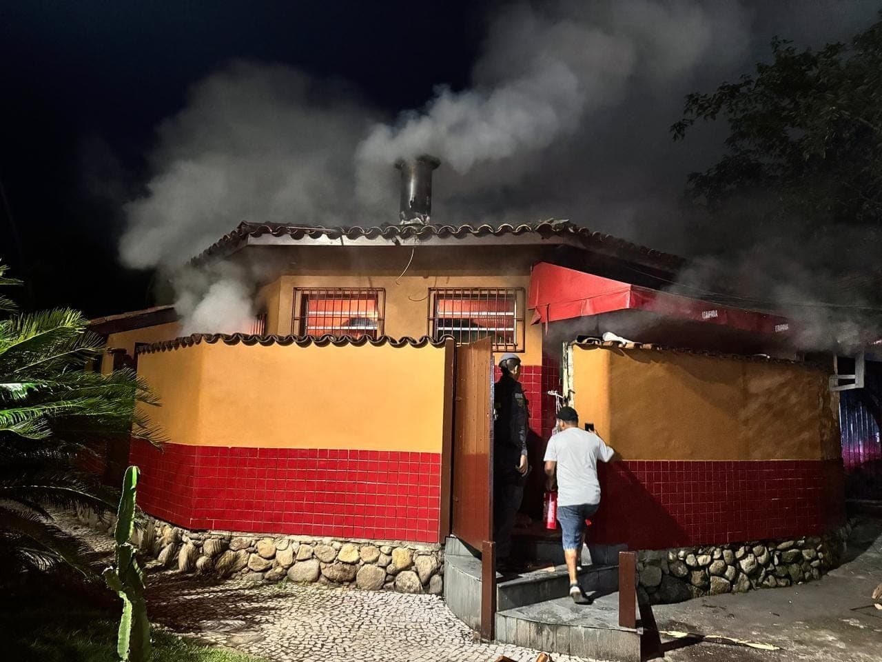 Incêndio atinge quiosque em Caraguatatuba
