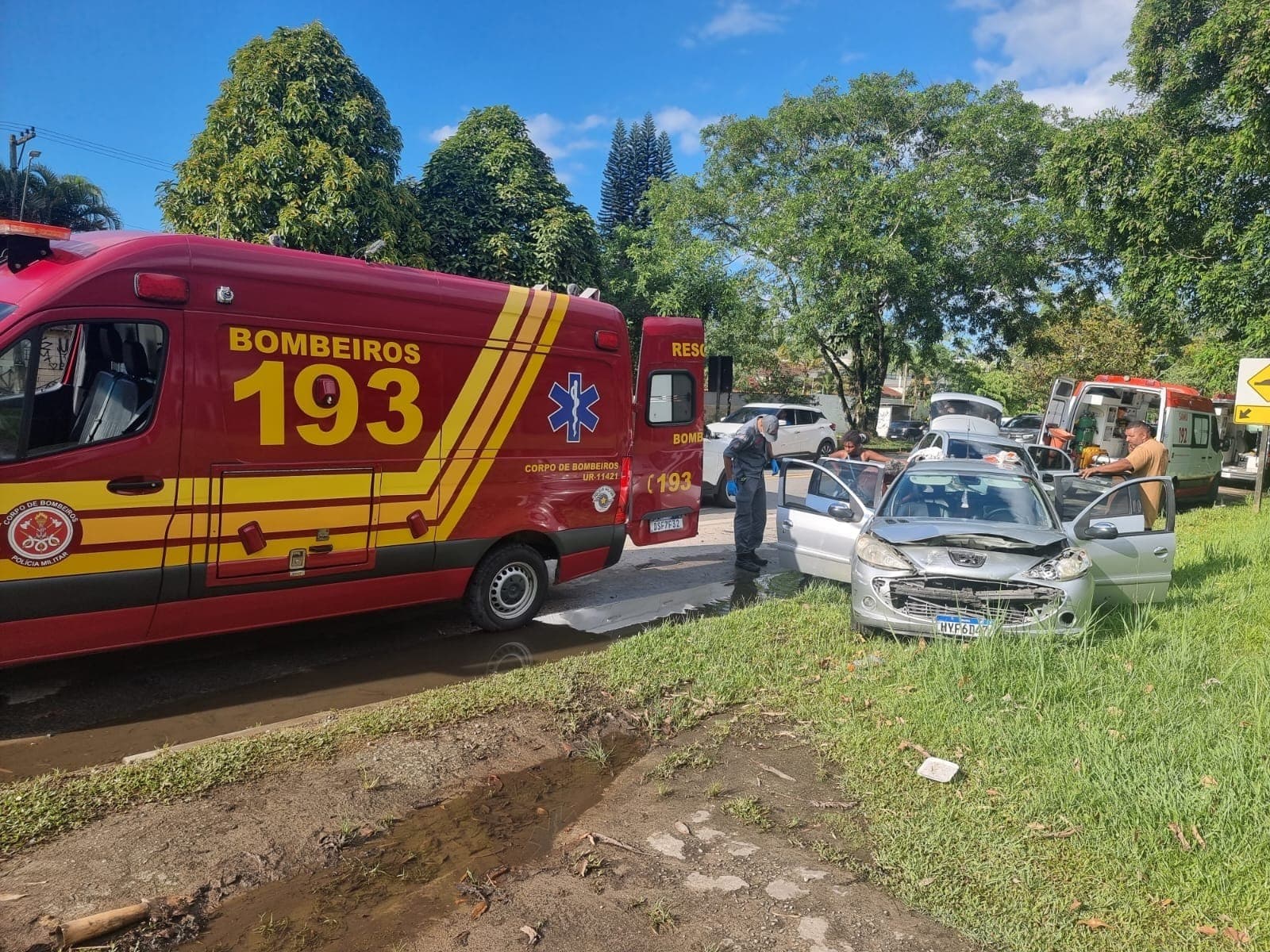 Acidente entre dois carros deixa 5 pessoas feridas na Rio-Santos em Ubatuba