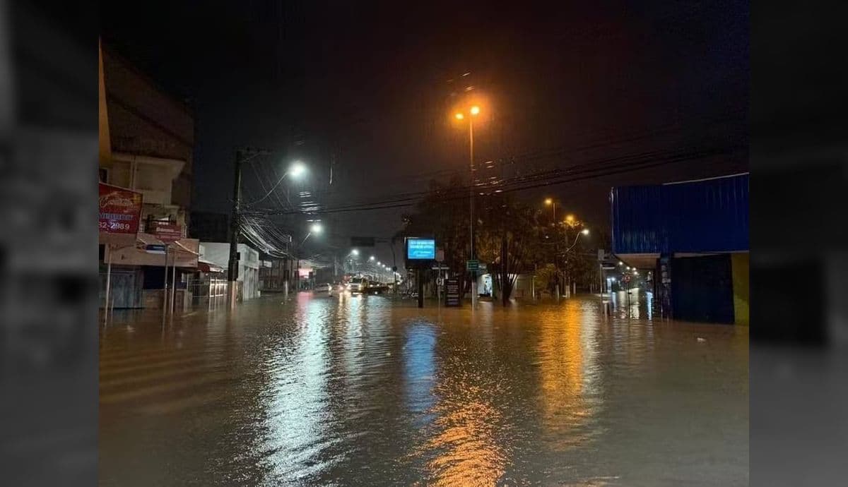 Chuva causa alagamentos em Ubatuba