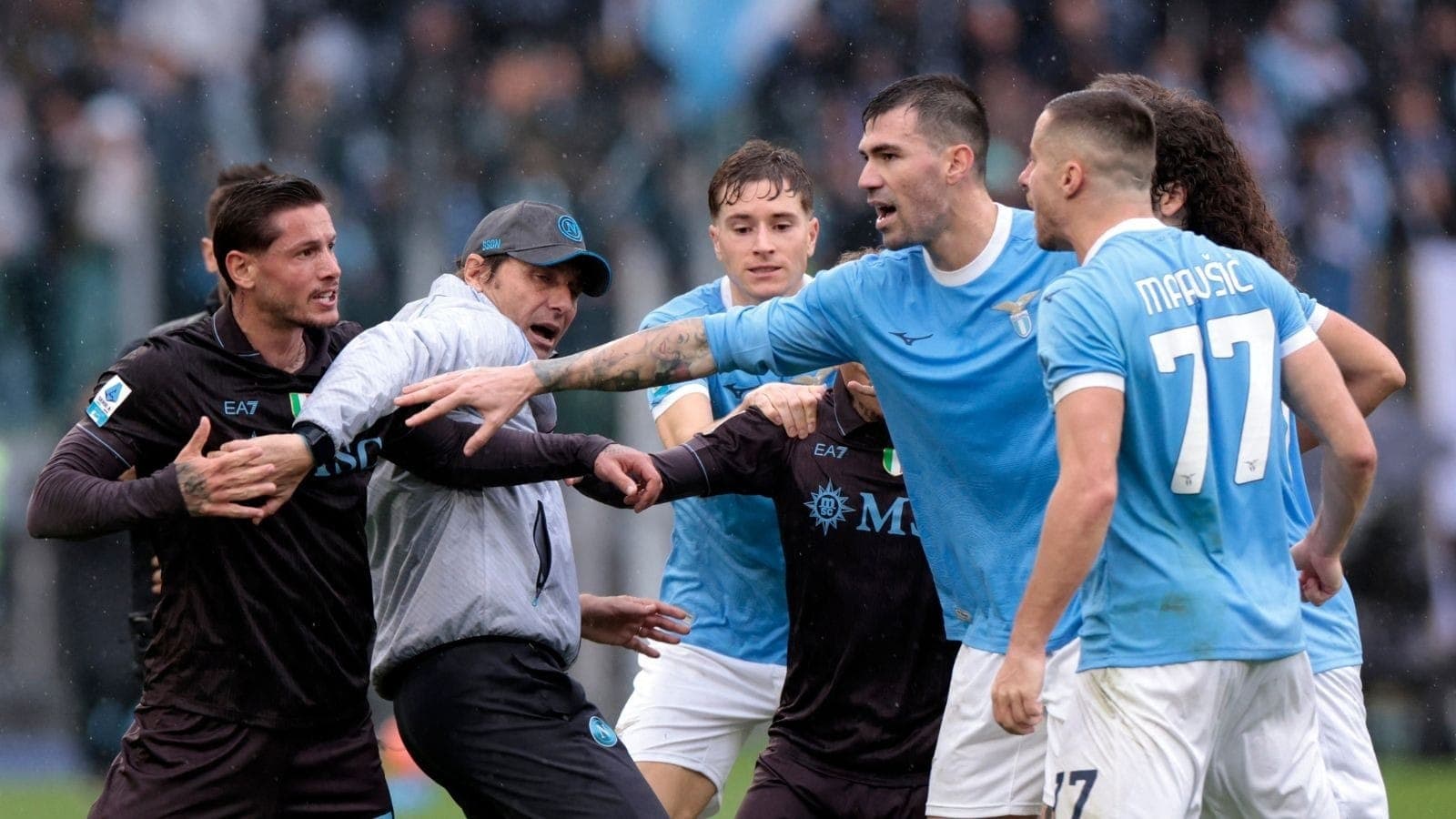 Confusão marcou o final de Napoli x Lazio