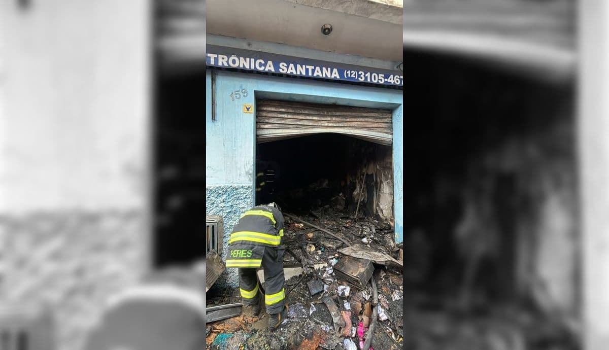 Depósito de eletrônicos pega fogo em Aparecida