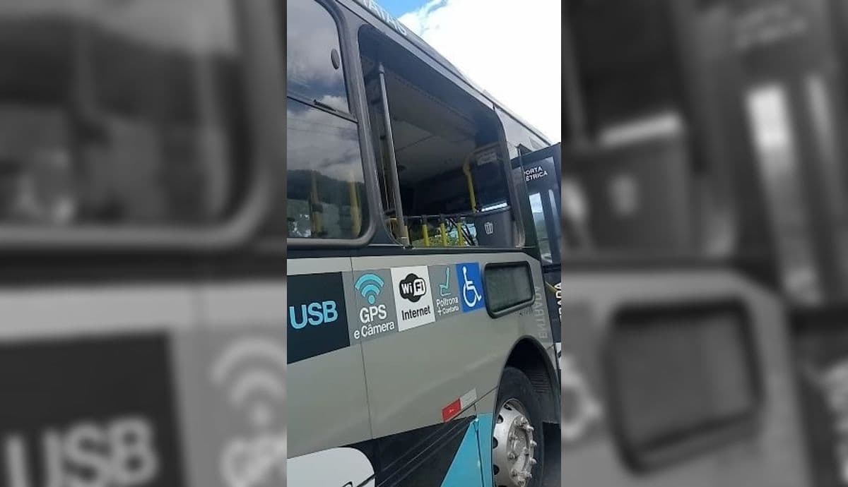 Jovem cai de ônibus após janela se desprender em São Sebastião