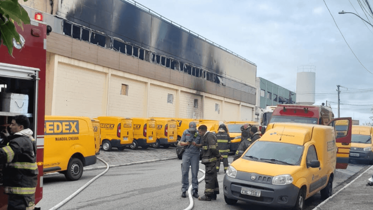 Centro de distribuição dos Correios pega fogo em São José dos Campos
