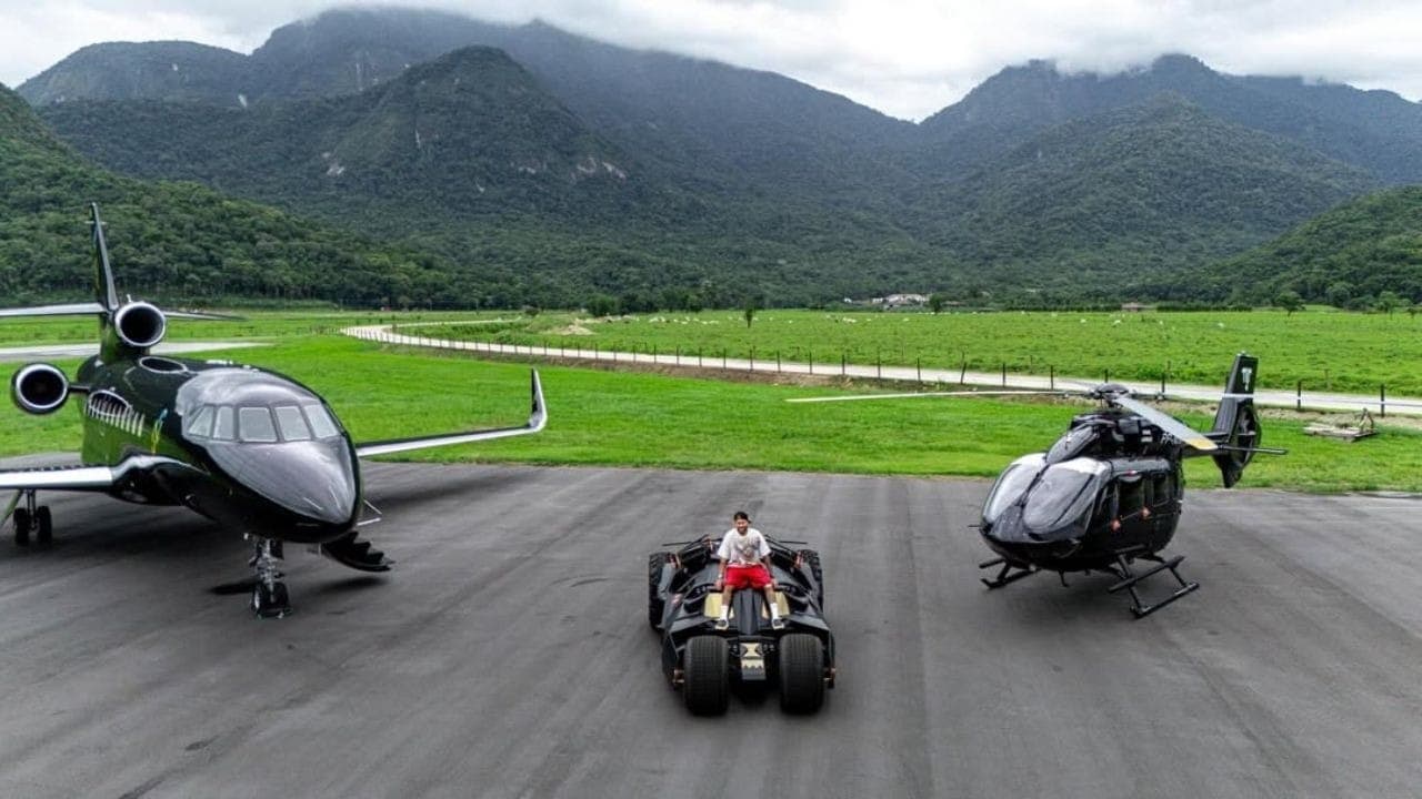 Neymar posa com jatinho, helicóptero e "batmóvel"