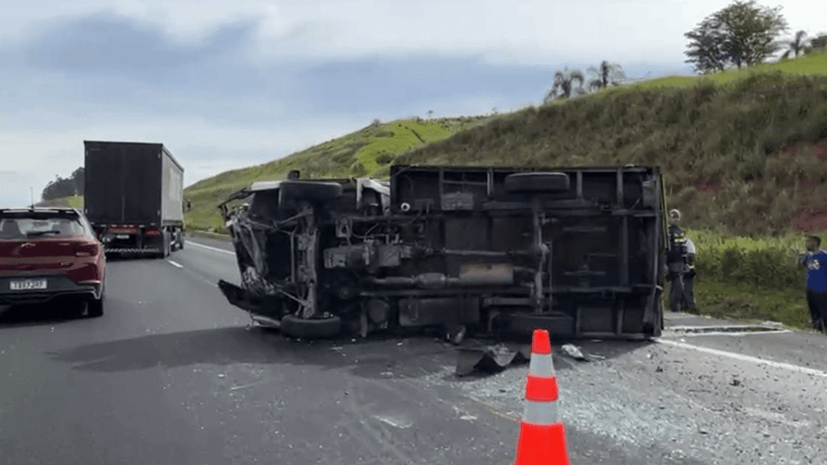 Carreta tomba e causa congestionamento na Rodovia Carvalho Pinto em Taubaté