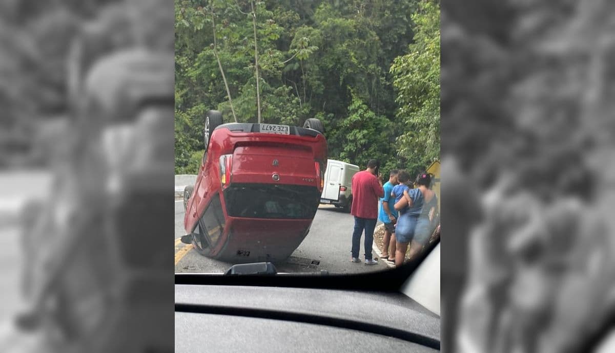 Carro capota na rodovia Oswaldo Cruz em Ubatuba