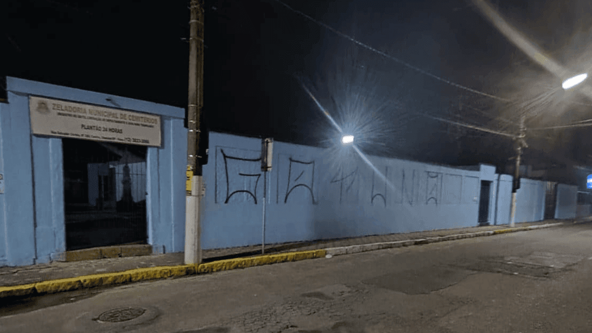 Funcionário da prefeitura é preso por pichar muro de cemitério em Ubatuba