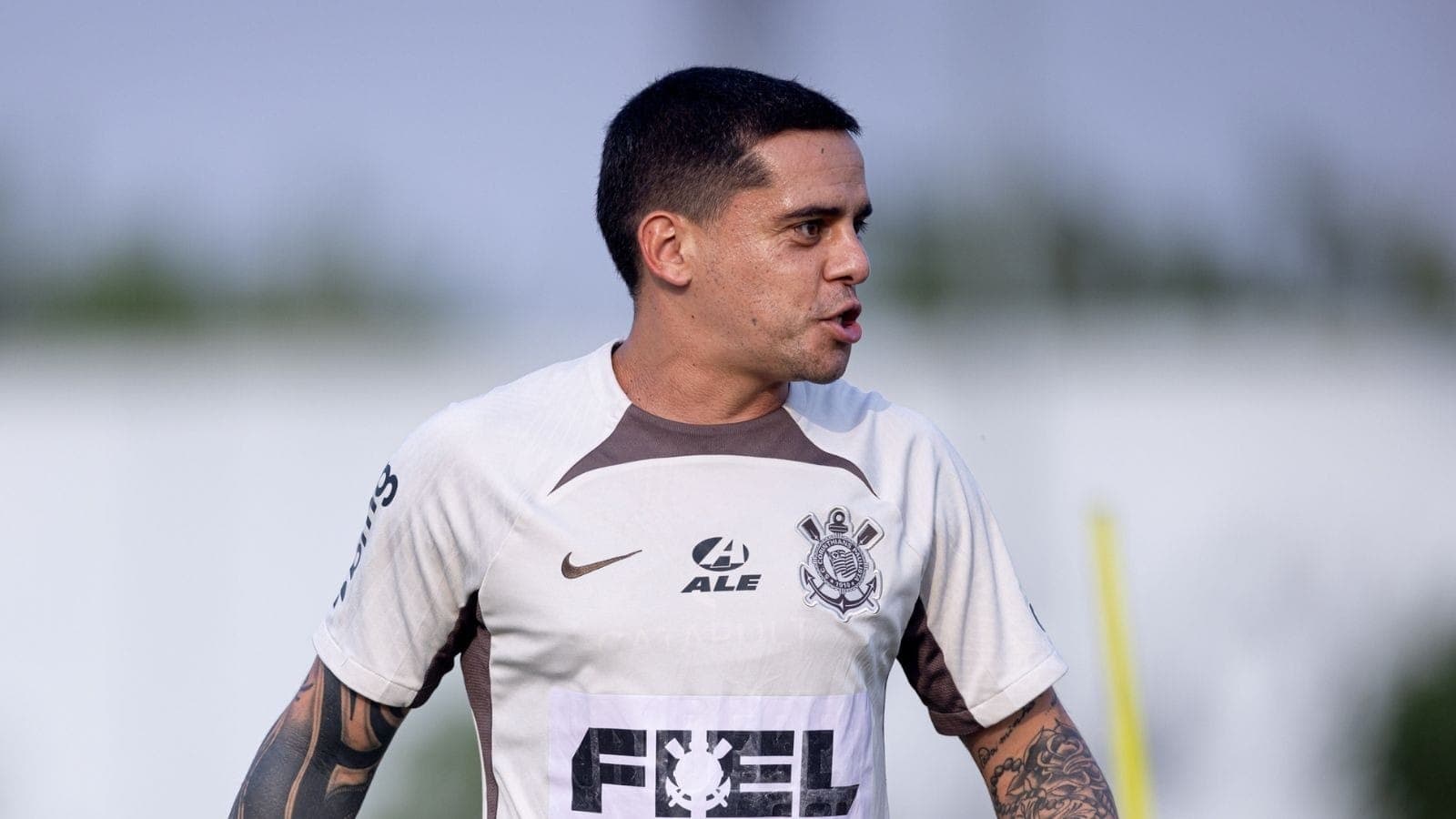 Fagner durante treino no Corinthians