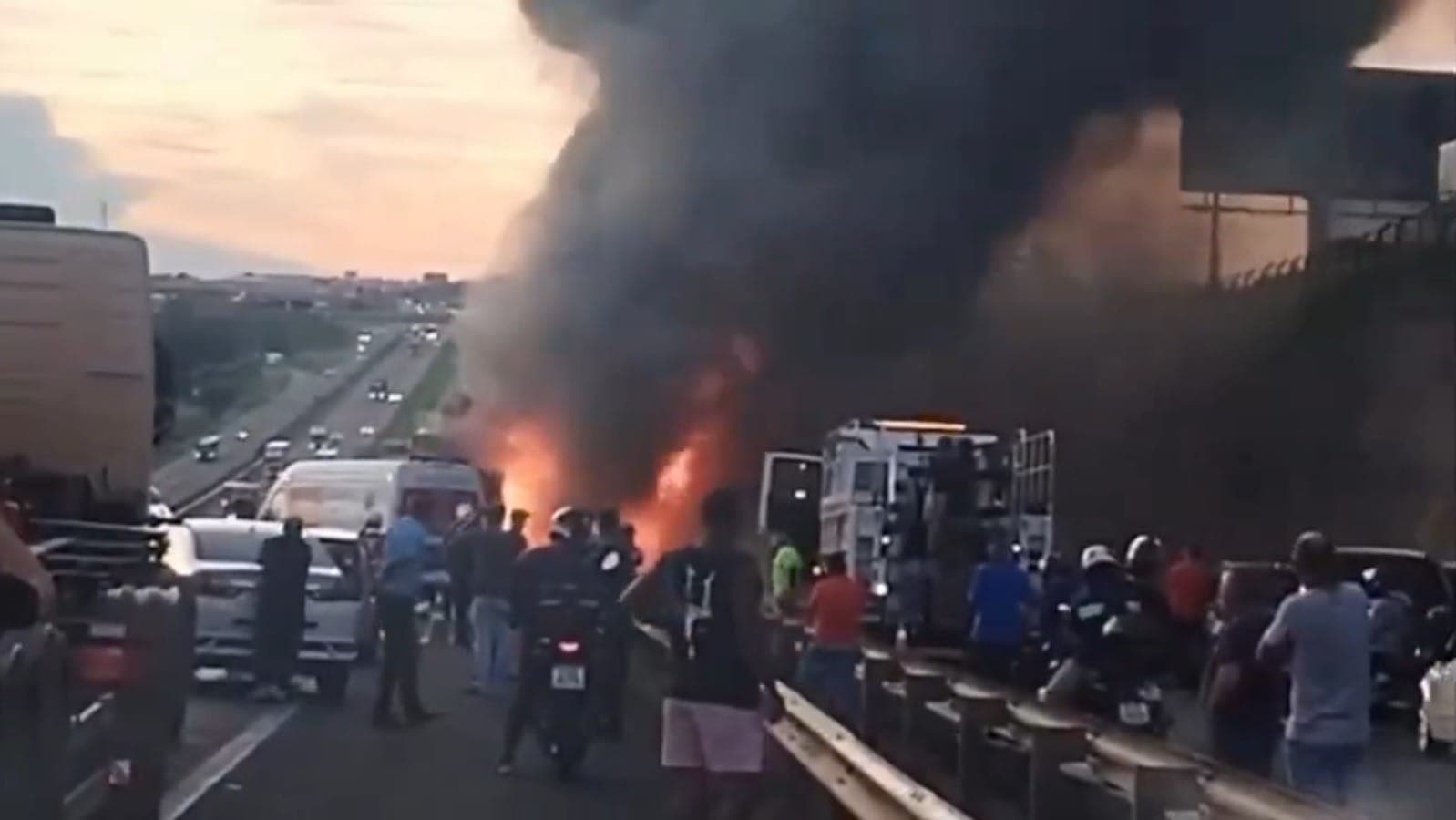 Fogo em caminhão na rodovia Anhanguera 