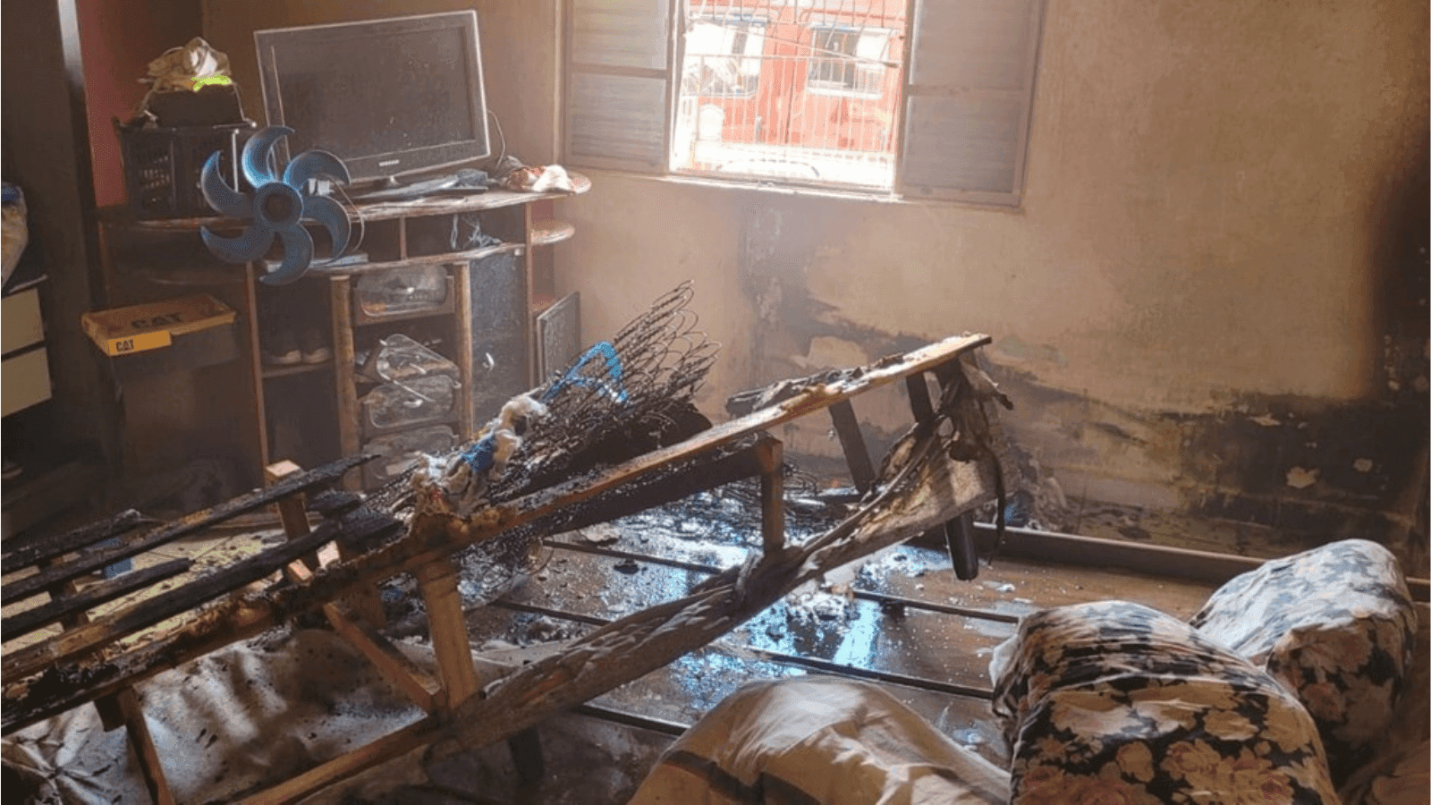 O fogo começou em um dos quartos da residência 