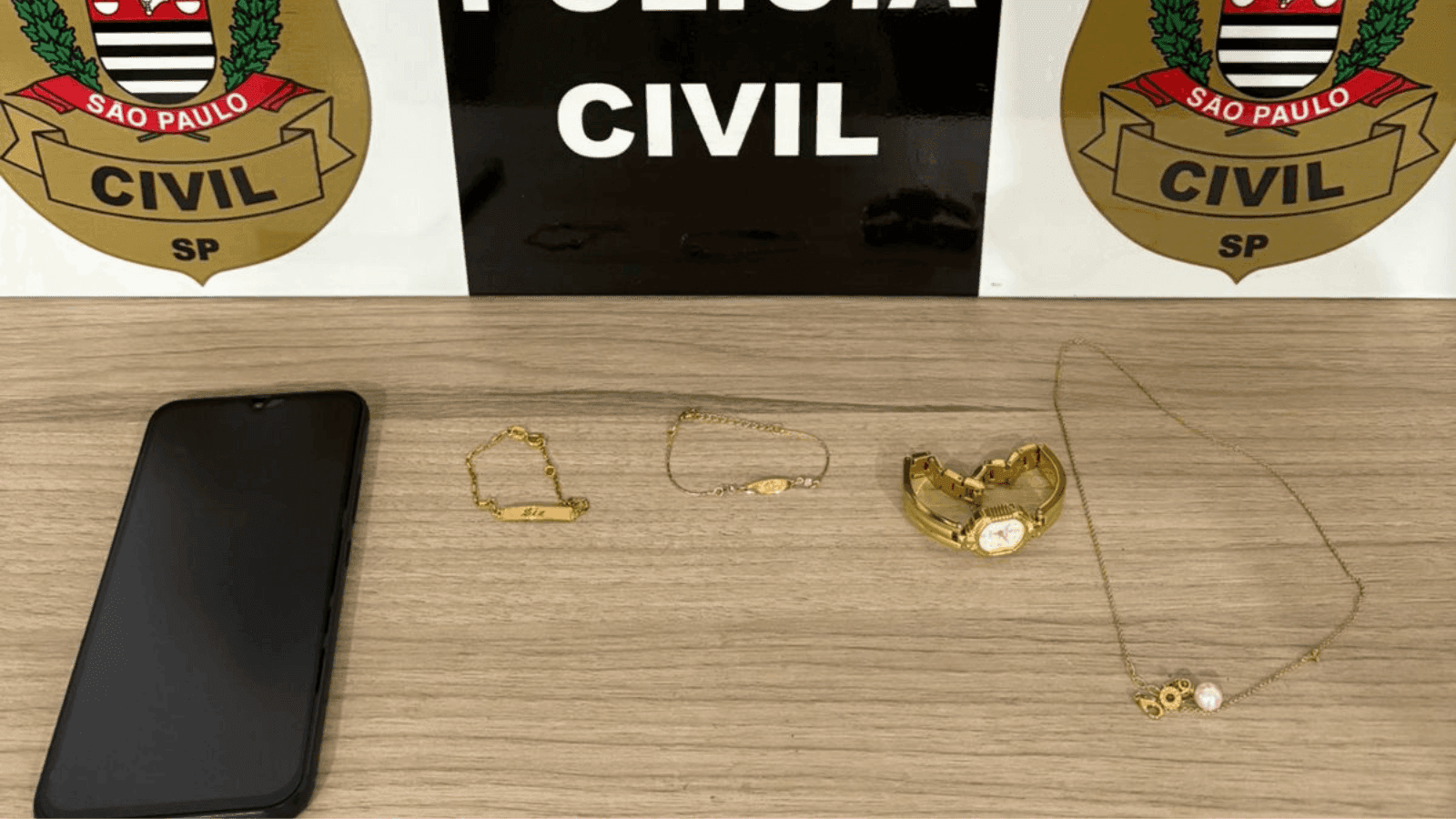 A suspeita furtou pulseiras e um relógio de luxo