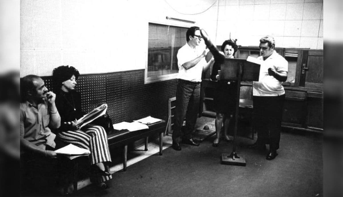 Grupo de atores grava uma radionovela -1950
