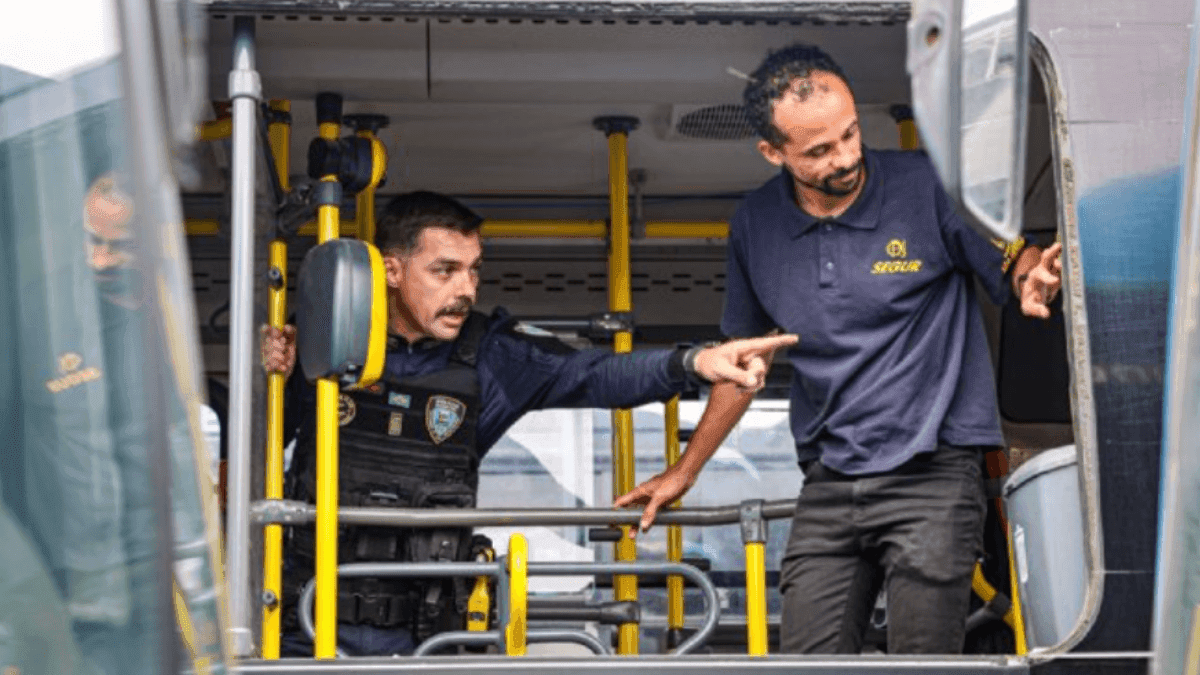 Prefeitura de São Sebastião realiza vistoria técnica no ônibus envolvido no acidente que resultou na queda de uma janela e, na morte de uma jovem 26 anos