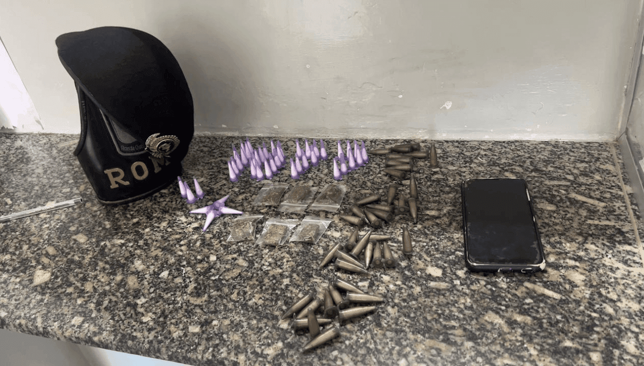 Foram apreendidos, ao todo, seis porções de maconha e 89 porções de cocaína em pinos
