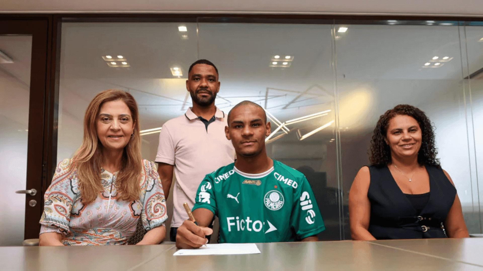 Eduardo ao lado de Leila Pereira e pais