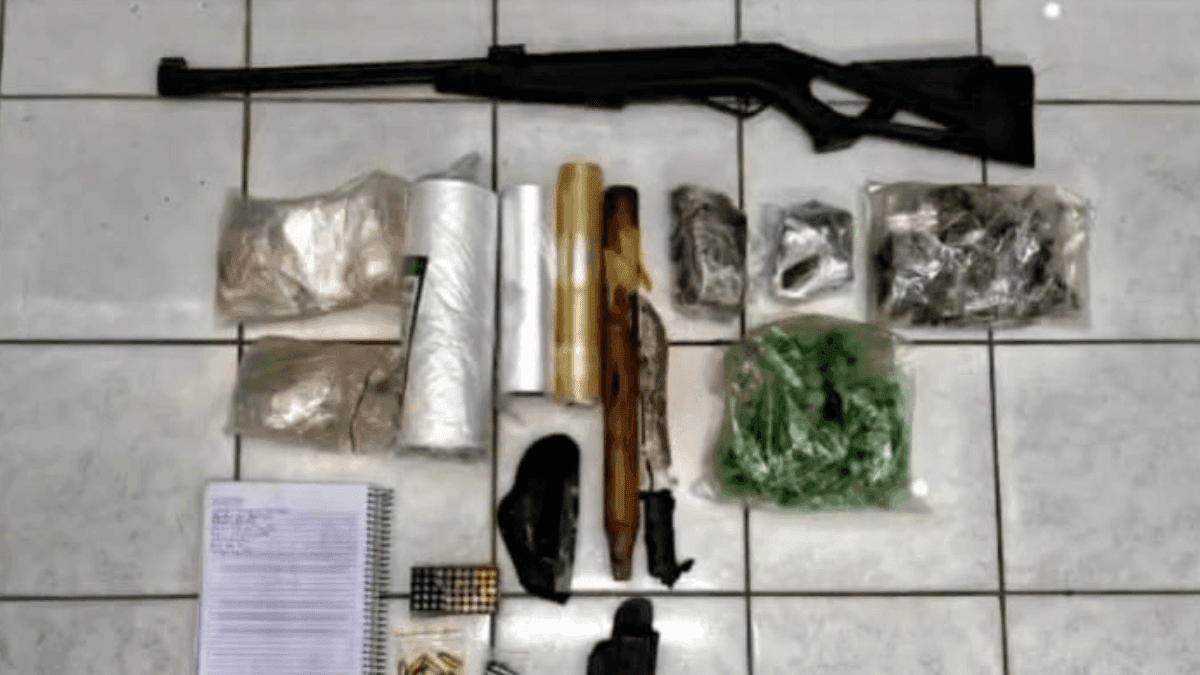 Polícia Militar apreende armas, munições e drogas em Ubatuba