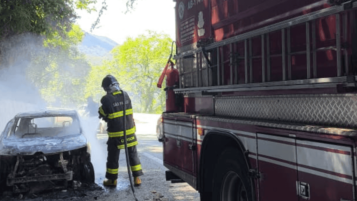 Carro pega fogo e mobiliza Corpo de Bombeiros na Rodovia Oswaldo Cruz