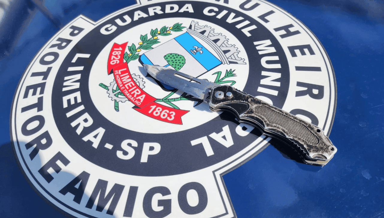 Homem ameaça companheira com uma faca