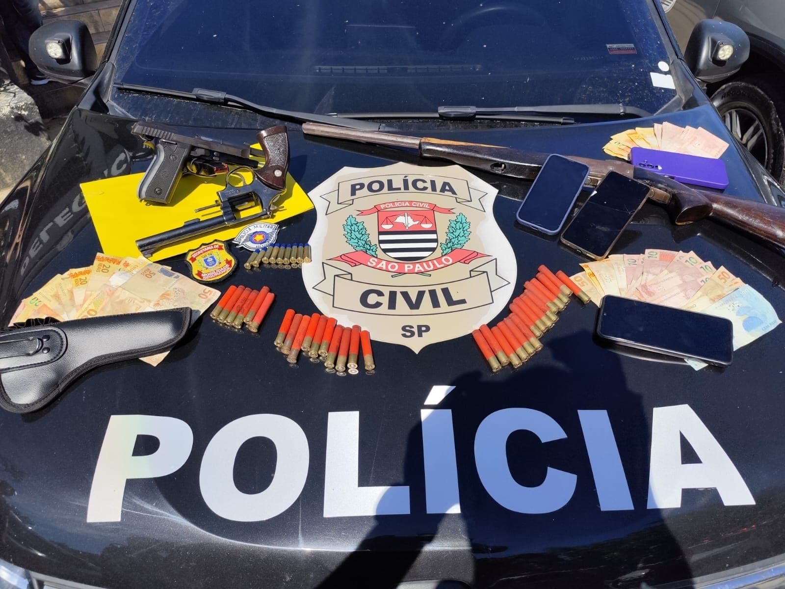 Homem é preso e armas são apreendidas durante ação da polícia em Ilhabela