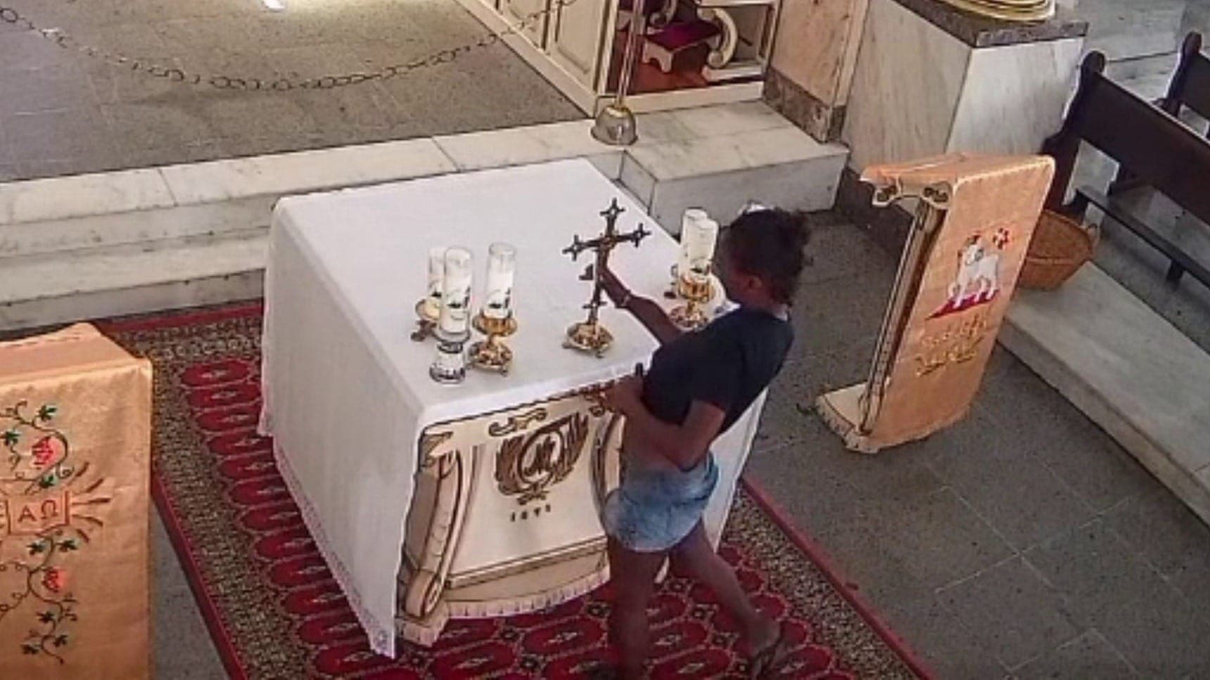 Câmera de segurança mostra momento do furto